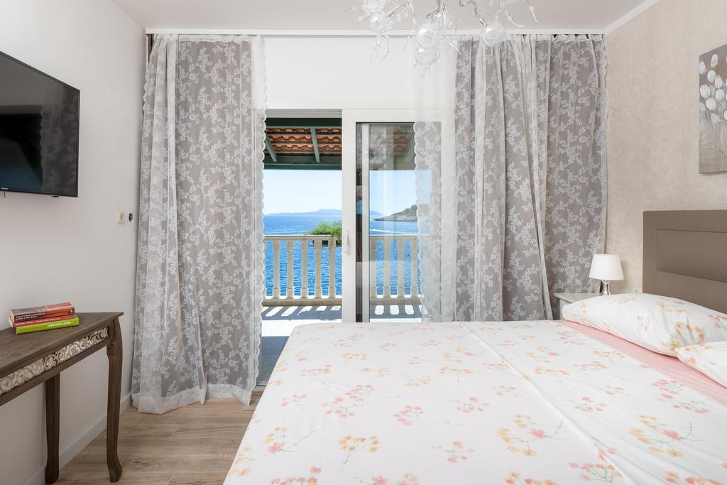 Superb Beachfront Luxury Seaview With Private Beach มิลนา ภายนอก รูปภาพ